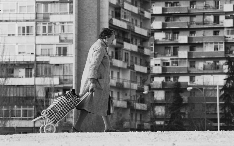 Un paseo por el Madrid de los barrios en blanco y negro con el fotógrafo Cristóbal Manuel