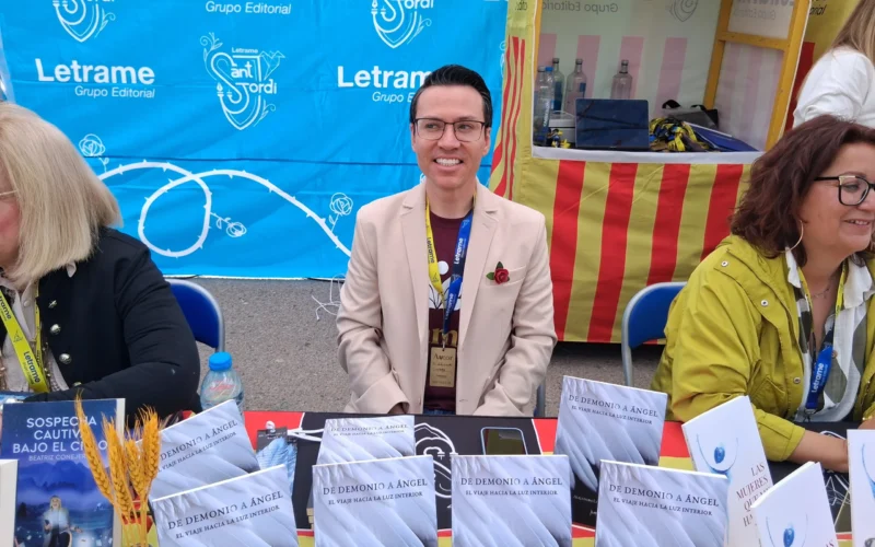 Alejandro Liceaga Moreno firma ejemplares de su libro "De demonio a ángel. El viaje hacia la luz interior" en la parada de la Editorial Letrame