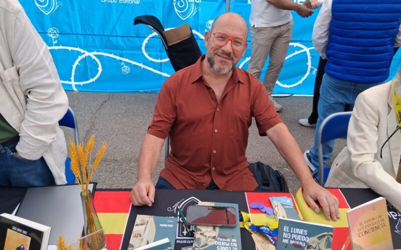 Carles Monereo firmó su nuevo libro en Sant Jordi 2025: una reflexión literaria sobre el morirse