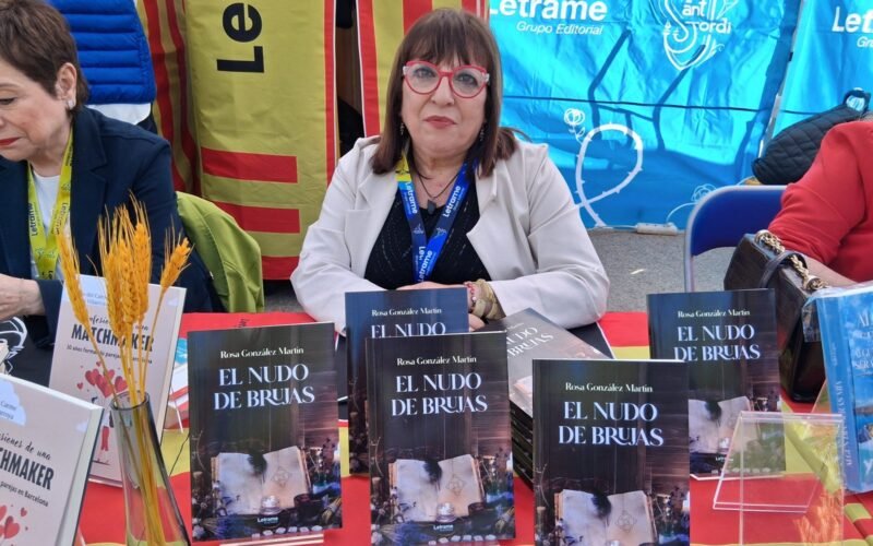 Rosa González Martín firmó su nueva novela El nudo de brujas en la parada de la Editorial Letrame