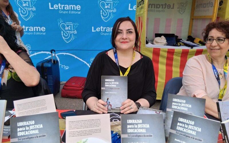 La autora chilena Jennifer Ly Obregón Reyes presentó su primer libro en la parada de Letrame durante la Diada de Sant Jordi