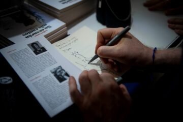 Cuando la presencia de un autor genera economía: el negocio de las firmas de libros