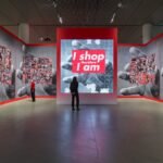 Barbara Kruger, la artista de la palabra, reescribe sus mensajes en Bilbao