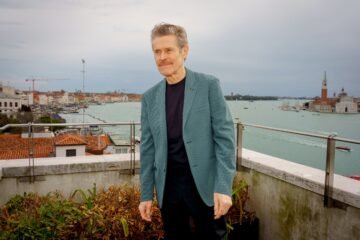 Las mil caras de Willem Dafoe: la estrella de Hollywood se sumerge en el teatro experimental en Venecia