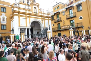 Medio millar de personas exigen explicaciones y que se recupere la imagen original de la Macarena