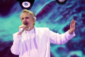 Miguel Bosé sube la temperatura en Murcia: dos horas y media de concierto en el arranque de su ‘Importante Tour’ en España