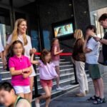“Que empiece ya, que el público se va”: así es una tarde de plan familiar en el cine viendo ‘Padre no hay más que uno 5’