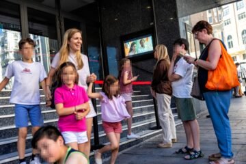 “Que empiece ya, que el público se va”: así es una tarde de plan familiar en el cine viendo ‘Padre no hay más que uno 5’