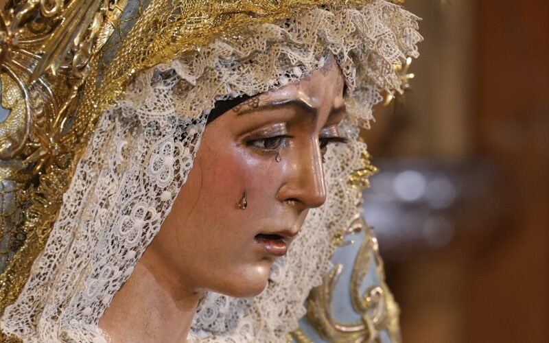 La hermandad de la Macarena decide el futuro de su Virgen tras la polémica restauración