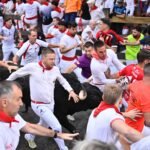 Primer encierro de San Fermín 2025 | Una multitud de corredores, caídas, cinco contusionados y un herido en el primer encierro con los veloces toros de Fuente Ymbro