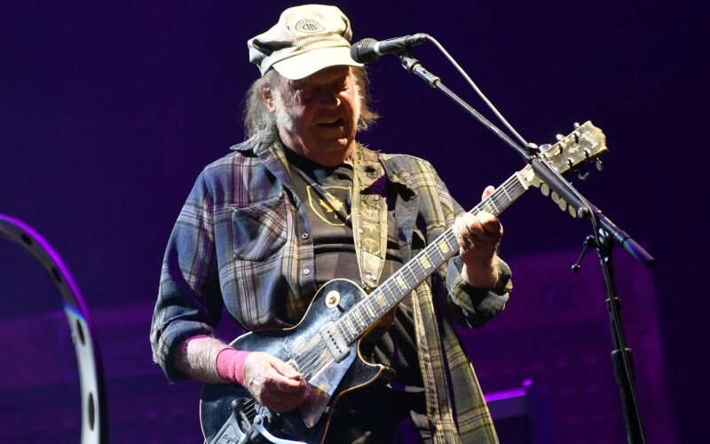 Neil Young canta con rabia contra Trump en su nuevo tema: “No necesitamos reglas fascistas, no queremos escuelas fascistas”