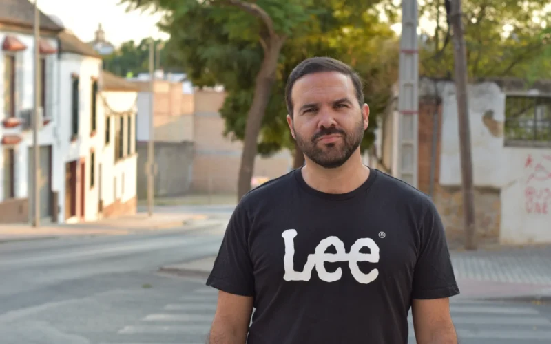 Con “Learn English and Culture with 50 Songs”, el autor sevillano presenta un manual interactivo que une música, vídeo e IA para impulsar el aprendizaje del inglés con contenidos culturales y códigos QR.