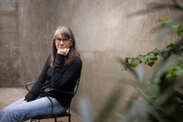 Violaine Bérot, la escritora que dejó la inteligencia artificial para criar cabras: “Ahora observo a los humanos con ojos de ganadera”