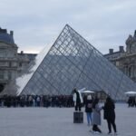 El Louvre reabre tres días después del robo de las joyas de la Corona