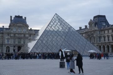 El Louvre reabre tres días después del robo de las joyas de la Corona