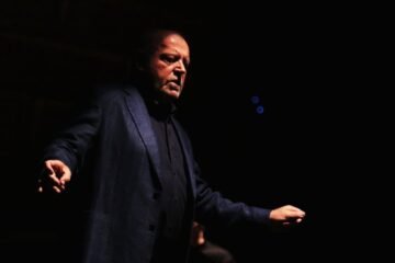 Ingleses paseando bajo el sol del mediodía