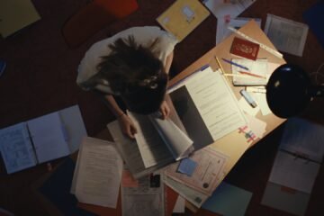 Olga Kosanović, la cineasta nacida y crecida en Austria que retrata en un documental cómo la burocracia la considera serbia