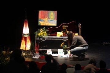 “Robe me enseñó a amar y también a quemarlo todo”: miles de personas lloran y despiden al músico en Plasencia