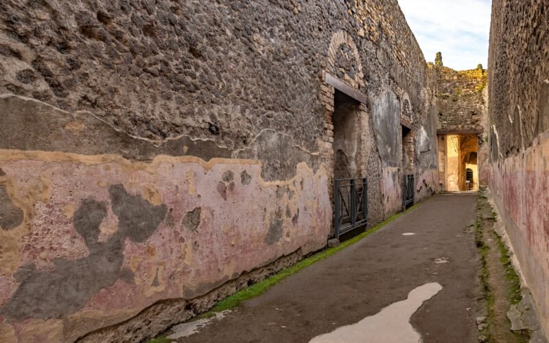 Descifrados casi 300 grafitis en un corredor de Pompeya, la red social de la época