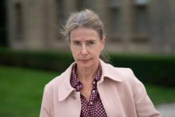 Lionel Shriver imagina un mundo en el que nadie puede ser considerado tonto