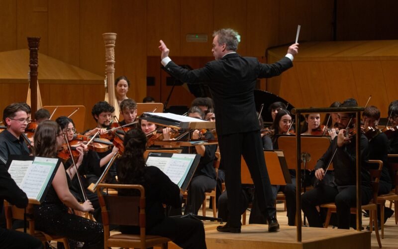 Jonathan Nott inicia su ‘nueva vida española’ con un Shostakóvich tenso y poético