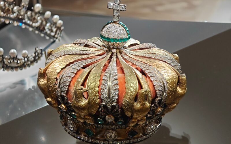 Nuevas imágenes de las cámaras del Louvre muestran por primera vez el robo en el interior del Museo