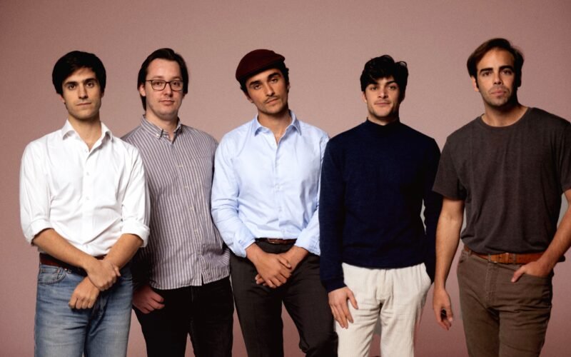 Estas canciones hablan de usted: la novela de aprendizaje vital que llena las salas de conciertos