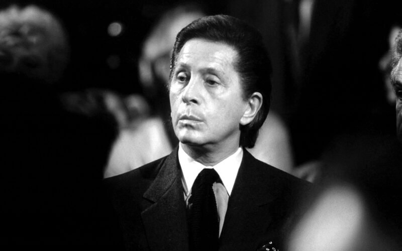 Muere el diseñador Valentino, gigante universal de la moda, a los 93 años