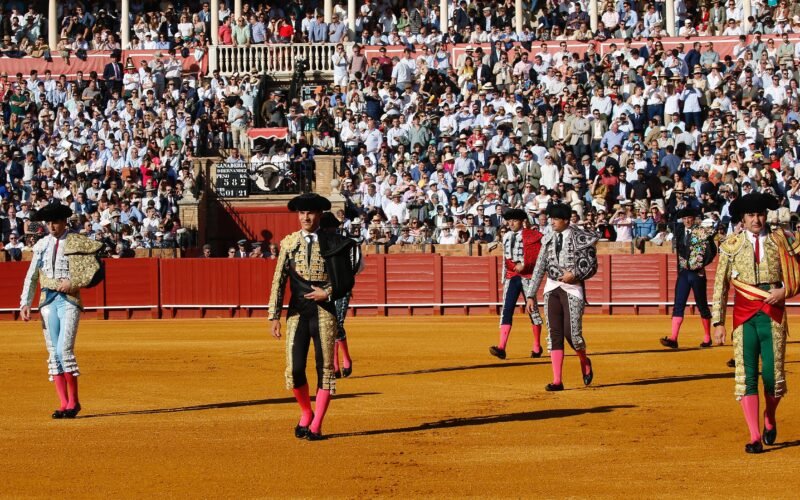 Los toros hacen el paseíllo en la Universidad de Sevilla