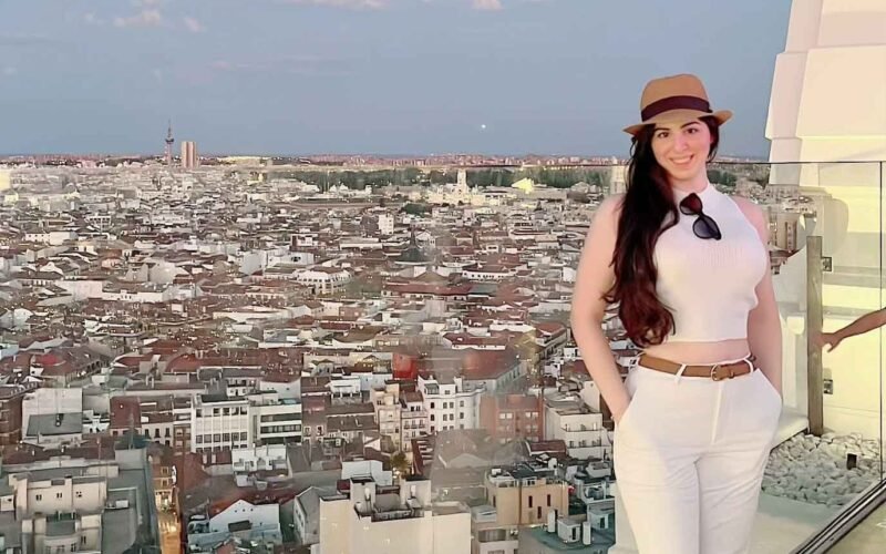 Manal El Debal Karzedin convierte la experiencia migrante en un ejercicio de honestidad literaria