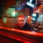 Carlos Zanón, escritor: “Todos estamos más cerca de la calle que de ser Amancio Ortega”