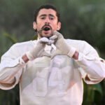 Confirman quién es el niño al que Bad Bunny dio el Grammy en la Super Bowl