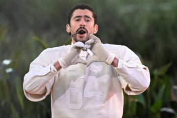 Confirman quién es el niño al que Bad Bunny dio el Grammy en la Super Bowl