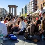 De punta en blanco, literalmente: liturgia y nervios en las horas previas al ‘show’ de Rosalía en Madrid