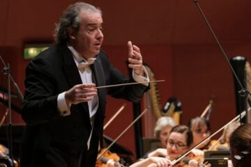 El director de orquesta Juanjo Mena se despide de los conciertos por su alzhéimer: “Disfrutamos mucho haciendo buena música”
