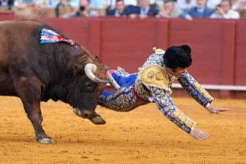 Morante de la Puebla, cogido por el cuarto toro de la corrida en La Maestranza