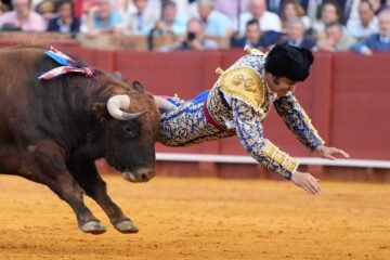 Morante de la Puebla, muy grave tras ser corneado por el cuarto toro de la corrida en La Maestranza