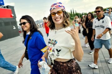 Cantando y bailando, así ha recibido Madrid a Bad Bunny: “Con ganas de perreo, pero sin entrada”