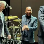Momento en el que lanzan un vinilo contra Eric Clapton durante su concierto en Madrid