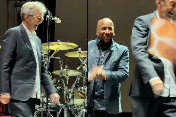 Momento en el que lanzan un vinilo contra Eric Clapton durante su concierto en Madrid