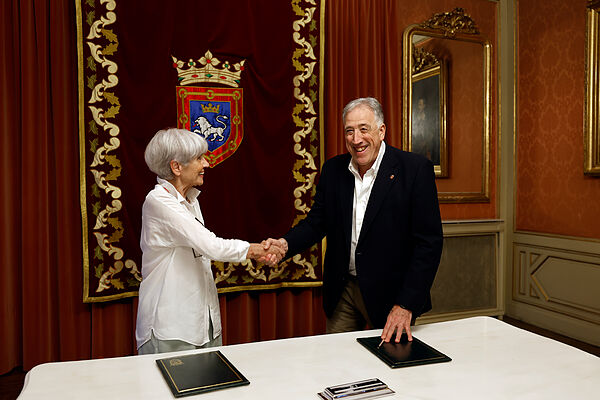 El Ayuntamiento de Pamplona y Casa de Misericordia formalizan el acuerdo que regula los derechos televisivos de los encierros