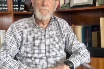 Muere el médico Pedro Caba, miembro del PCE, protagonista de la novela ‘Jardín de Villa Valeria’, de Vicent, y del cuadro ‘El abrazo’, de Genovés