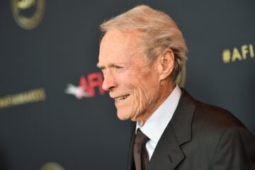 Y Clint Eastwood colgó sus pistolas