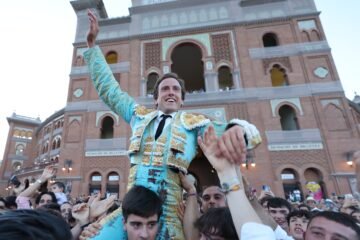 Román, vibrante Puerta Grande con un victorino de bandera