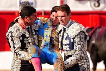 Preocupante cornada al salmantino Marco Pérez en Santander