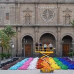 Tunick rinde homenaje a la comunidad LGTBIQ+ a través de 500 cuerpos desnudos y pintados con los colores del arcoíris en Gran Canaria