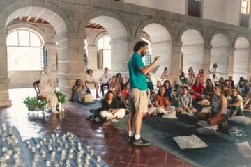 Misa por la mañana, taller de arte por la tarde: El Escorial abre sus puertas para crear y explorar lo invisible