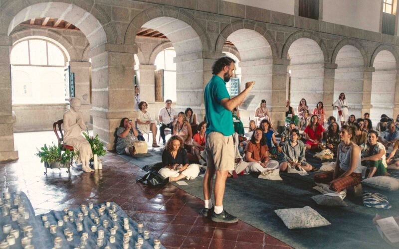 Misa por la mañana, taller de arte por la tarde: El Escorial abre sus puertas para crear y explorar lo invisible