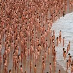 Spencer Tunick lleva sus desnudos colectivos a Canarias: “Hay demasiado odio hacia la gente de mente abierta”