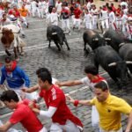 Séptimo encierro de San Fermín 2026, en directo | Los toros de Miura recorren las calles de Pamplona en dos minutos y 34 segundos